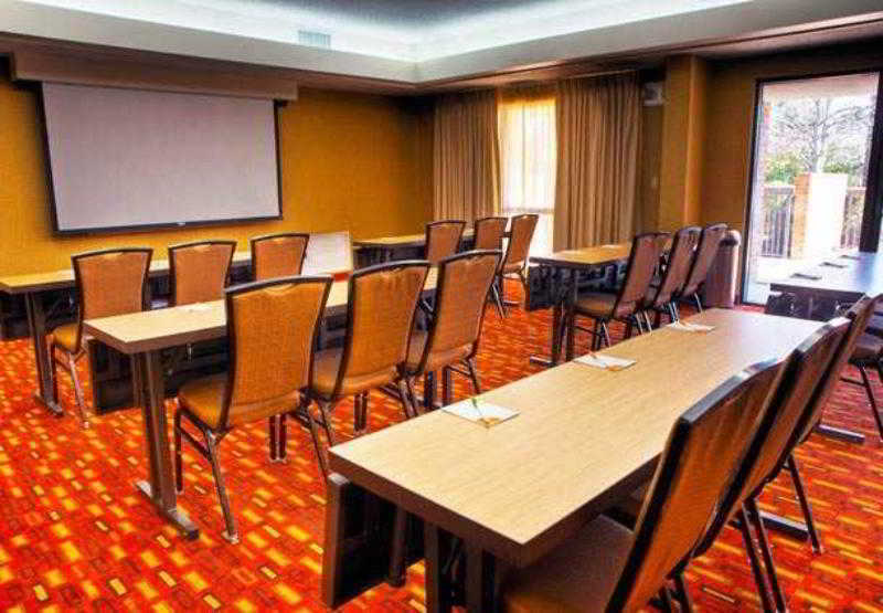 Courtyard Memphis East/Bill Morris Parkway Hotel Бизнес снимка